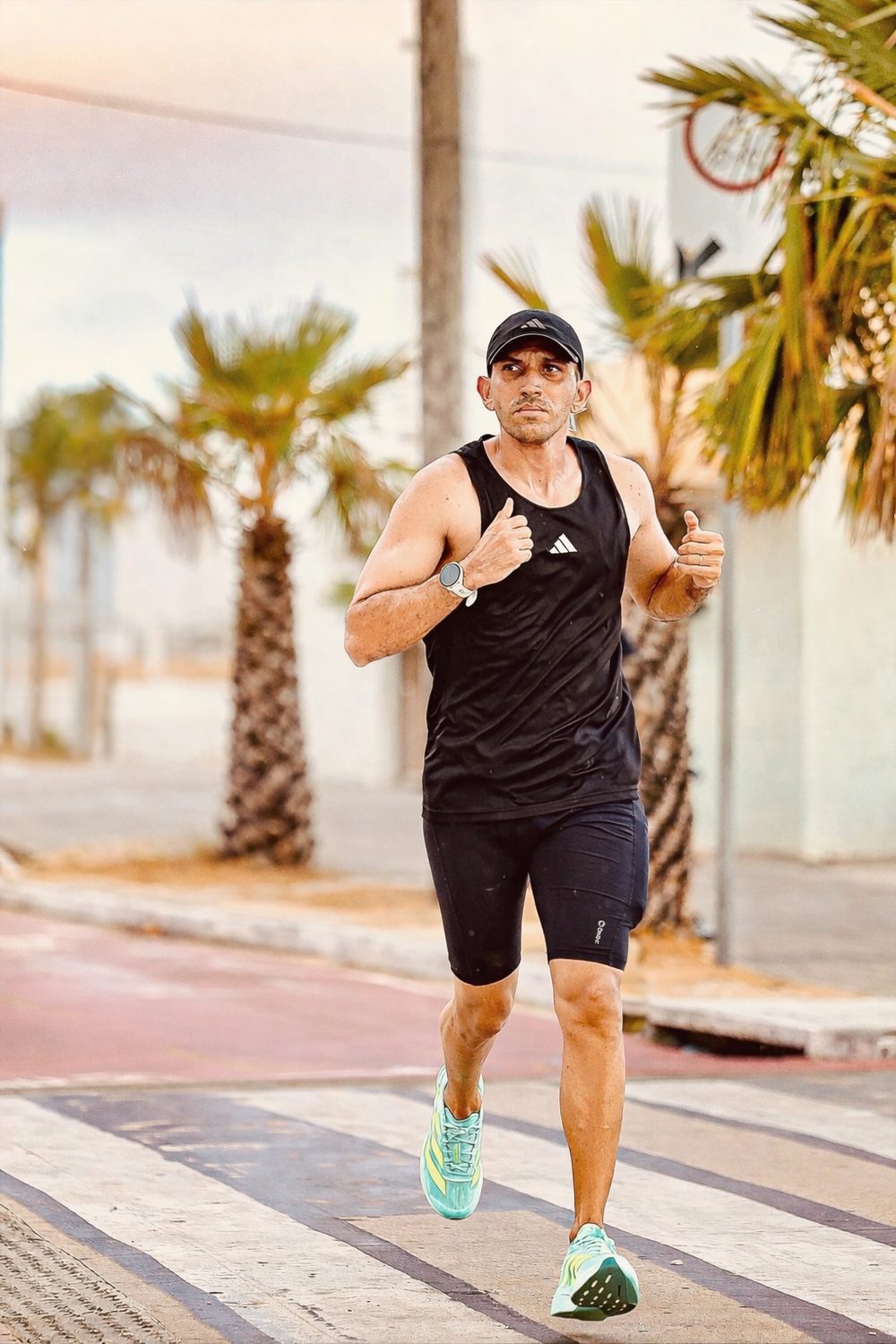 Victor Mascarenhas correndo na orla de Fortaleza