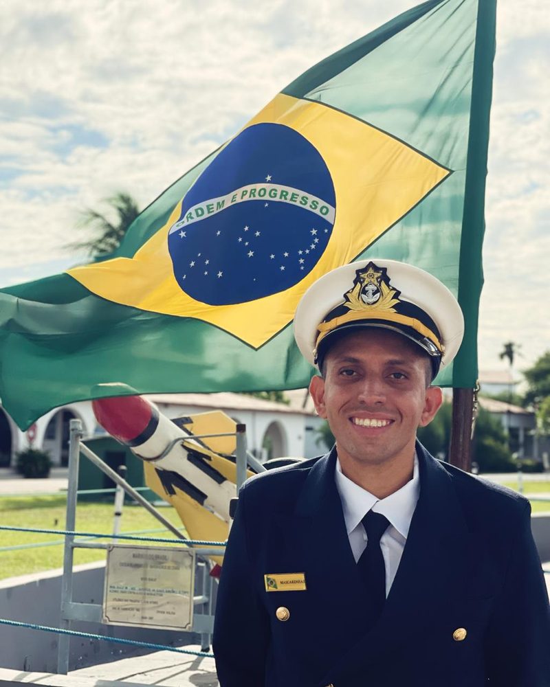 Victor Mascarenhas fardado como Tenente da Marinha do Brasil